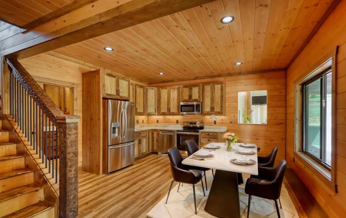 Dining area between the kitchen and the staircase